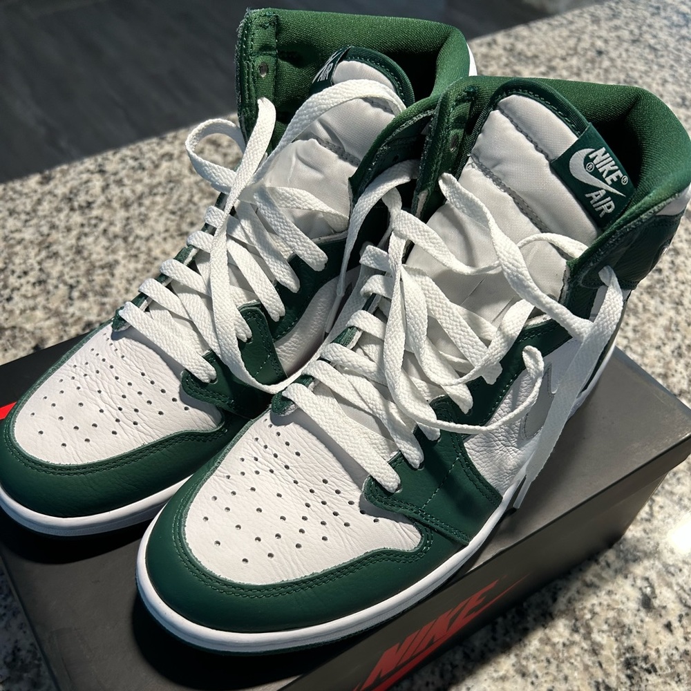 💚🤍Like New Classic Nike Air Jordan 1's Retro High OG's, Size 10.5 👟👟